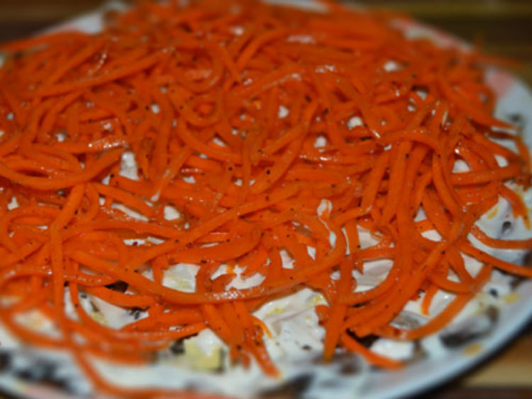 Салат с шампиньонами курицей и корейской морковью. Салат с корейской морковью. Салат с морковкой по корейски. Салат с корейской морковью и курицей. Салат с корейской морковью и яйцами.