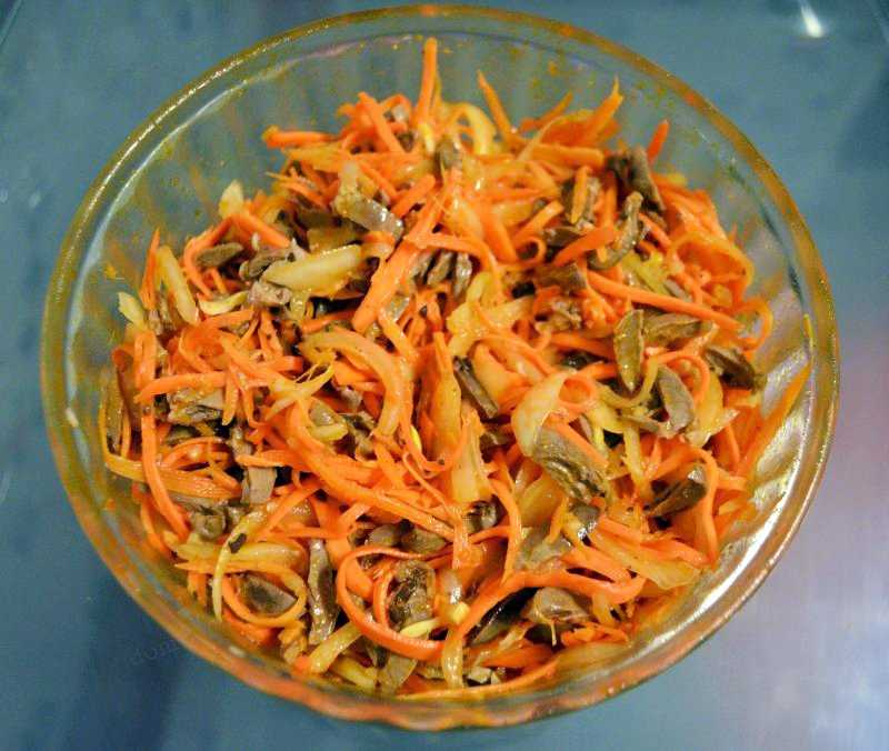 Салат перец морковка лук. Салат с корейской морковкой. Салат из корейской моркови. Салат морковка по корейский. Салат остренький с корейской морковкой.