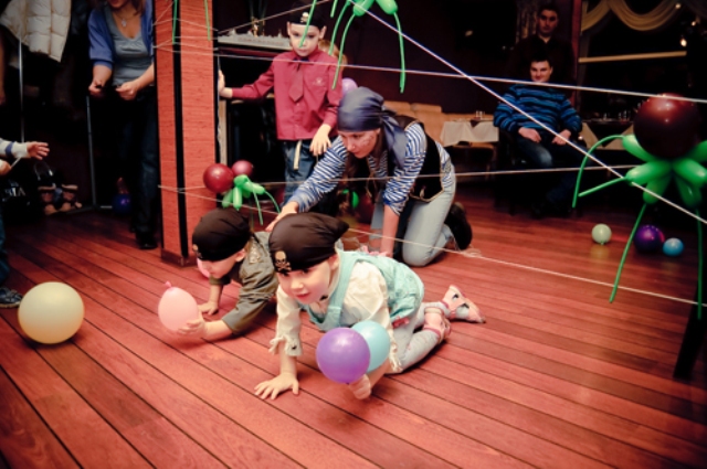 Веселые конкурсы мальчикам. Конкурсы с шарами. Развлечения на день рождения. Конкурсы с шариками для веселой компании. Игры развлечения на день рождения.