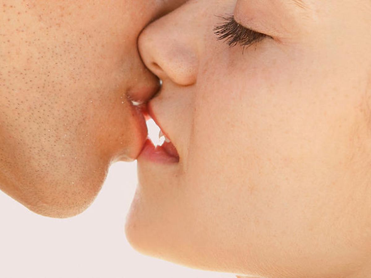 Целованная как понять. Правильный поцелуй. Поцелуй взасос с языком. Французский поцелуй. Французский поцелуй техника.