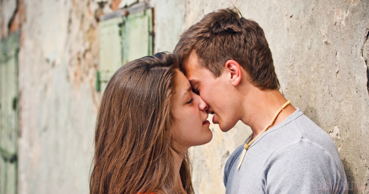 Молодые девушки с мужиками видео. Французский поцелуй фото. Первый поцелуй с парнем. Девушка целует парня в щеку. Как целоваться с девушкой.