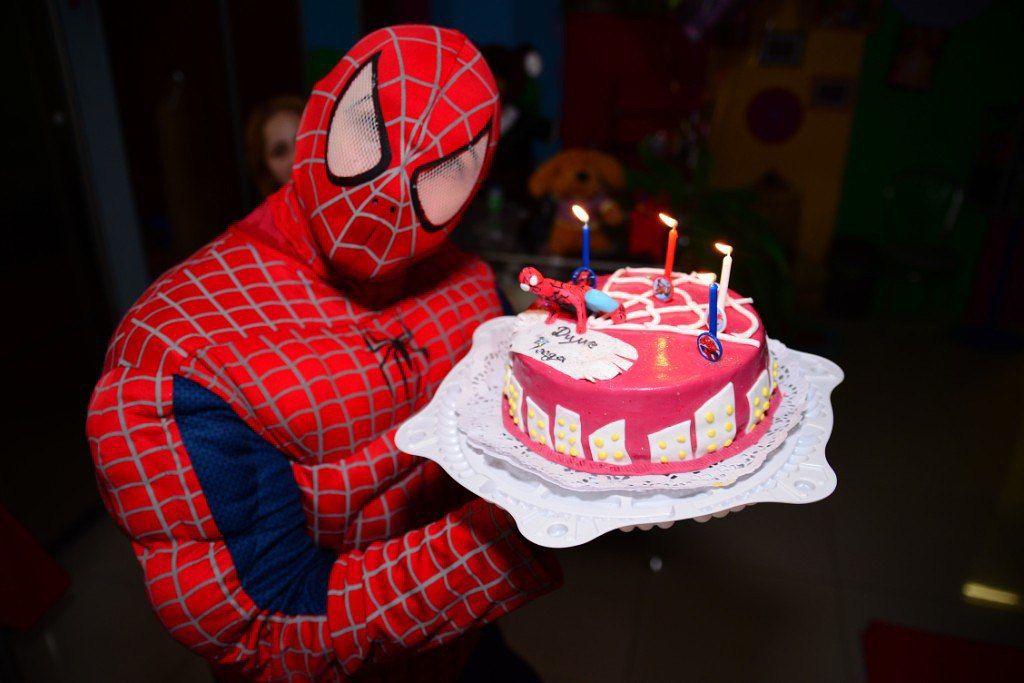 День рождения мальчика екатеринбург. Человек паук с днем рождения. С днем рождения Спайдермен. С днём рождения мальчику человек паук. Спайдермен поздравляют с днем рождения.