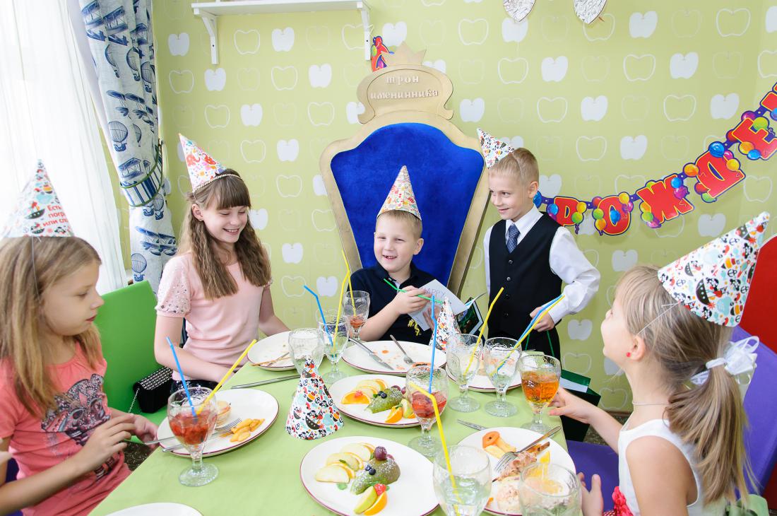 Конкурсы дома для детей 10 лет. Празднование дня рождения ребенка. Детский праздник за столом. Детский праздник дома. Детский праздник застолье.