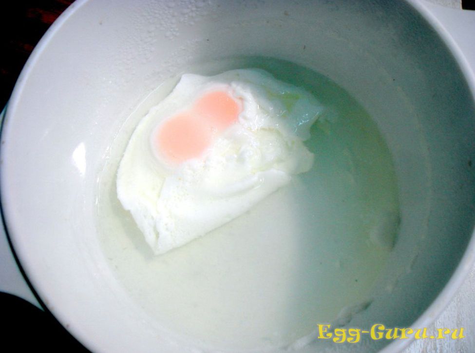 Можно варить яйца в микроволновке. Яйцо пашот в микроволновке в кружке с водой. Яйцо пашот в скорлупе. Яйцо пашот в микроволновке. Яйцо пашот без уксуса.
