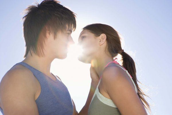 Как возбуждено девушка можно. Первый поцелуй в 12 лет. Первый поцелуй в 14. Поцелуй с языком 14 лет. Первый поцелуй с парнем.