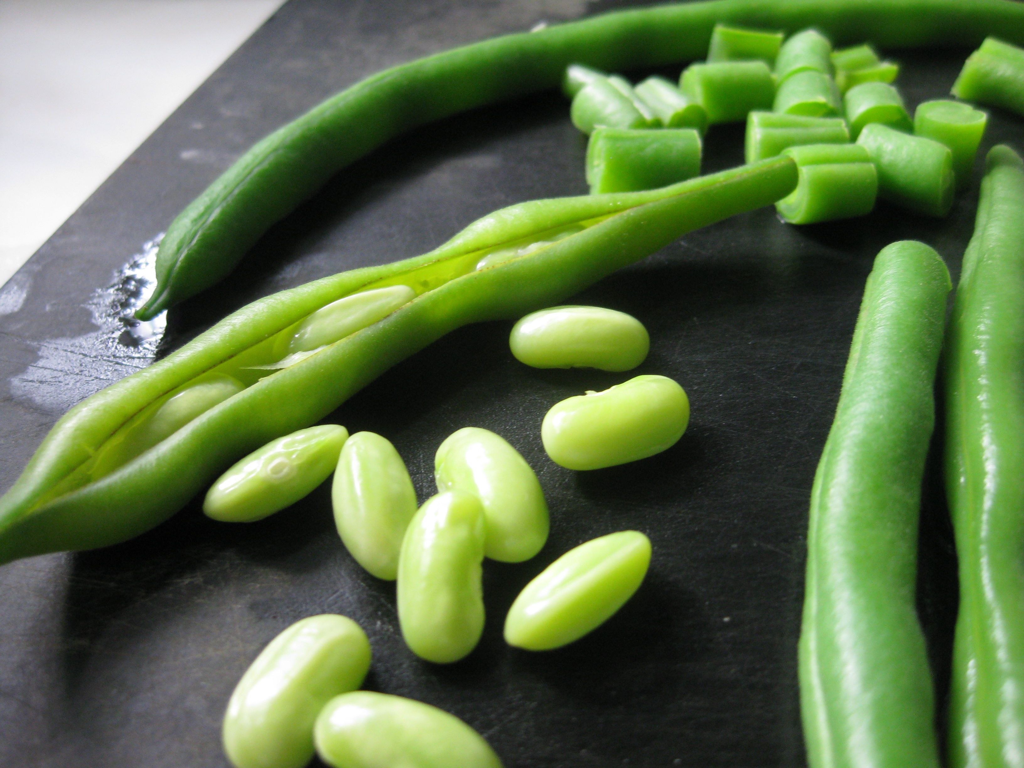 Some beans. Фасоль стручковая спаржевая зеленая. Бобы спаржевой фасоли. Фасоль стручковая Green. Фасоль спаржевая зеленая семена.
