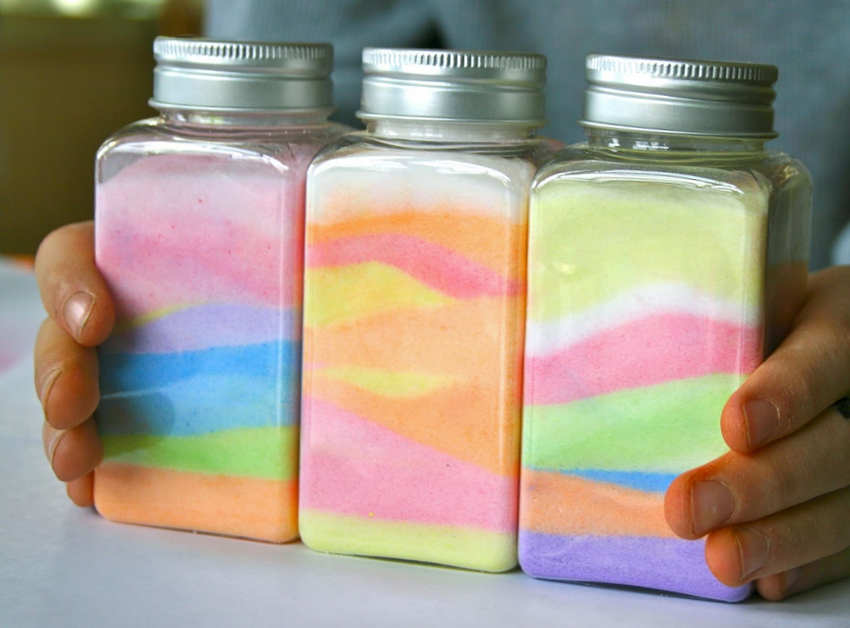 Что делают цветные. Цветная соль для декора. Бутылочки с цветным песком. Разноцветный песок для декора. Поделки из цветной соли.