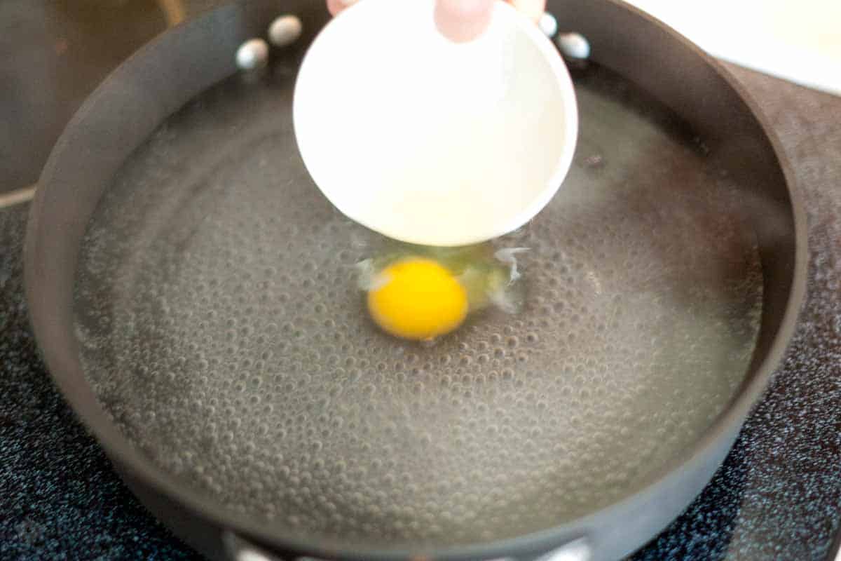Пашот яйца рецепт в кастрюле. Яйцо пашот пошагово. Яйцо пашот в кастрюле. Яйцо пашот в ложке с дырочками. Яйцо пашот в ситечке.